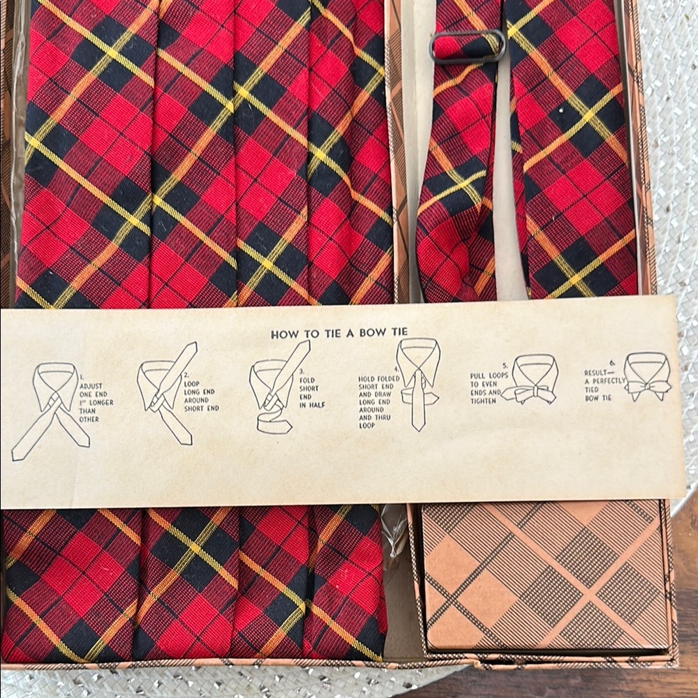 1940 Vintage Cummerbund and Tie Set - Cotton and Silk - size large